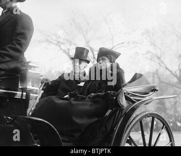 Ex-Präsident Woodrow Wilson (1856-1924) und seiner zweiten Frau, Edith Bolling Galt Wilson Reiten in einem offenen Wagen in Washington, DC im Jahr 1921. Präsident Wilson zeigt die Auswirkungen der einen schweren Schlaganfall erlitt er im Oktober 1919. Stockfoto