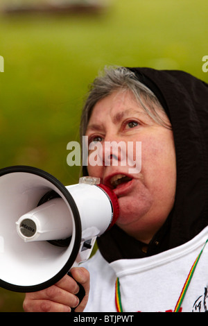 LONDON, VEREINIGTES KÖNIGREICH. Anne Winter spricht zu den versammelten Demonstranten während einer "Mad Pride" Kundgebung gegen Sozialabbau. Stockfoto