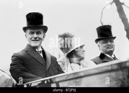 Präsident Calvin Coolidge (1872-33), Frau Grace Coolidge und eingehende Vizepräsident Charles Curtis auf dem Weg zum Kapitol Stockfoto