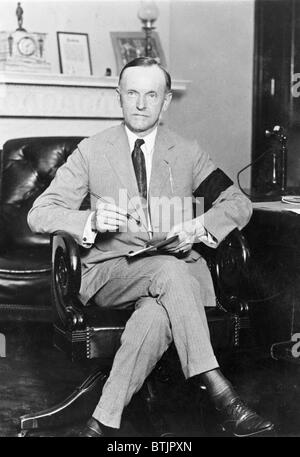 Präsident Calvin Coolidge (1872-33), halten Sie Stift und Papier, tragen schwarze Armbinde trauert um Präsident Harding am 4. August 1923. Stockfoto