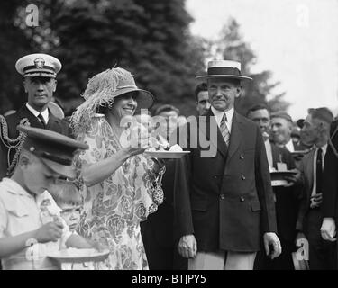 Präsident Calvin Coolidge (1872-33) lächelt zusammen mit seiner Frau auf einer weißen Haus Garten Party im Juni 1926. Stockfoto
