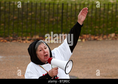 LONDON, VEREINIGTES KÖNIGREICH. Anne Winter spricht zu den versammelten Demonstranten während einer "Mad Pride" Kundgebung gegen Sozialabbau. Stockfoto