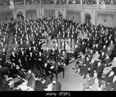 Präsident berichtet an den Kongress über 1. März 1945, nach der großen drei Konferenz mit Churchill und Stalin in Jalta. Präsident Roosevelt am Tisch vor Kongress, hinter ihm sind Kabinettsmitglieder und andere Mitarbeiter. Stockfoto