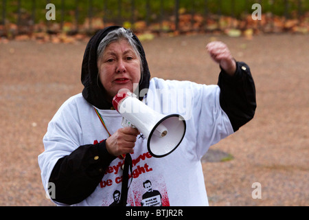 LONDON, VEREINIGTES KÖNIGREICH. Anne Winter spricht zu den versammelten Demonstranten während einer "Mad Pride" Kundgebung gegen Sozialabbau. Stockfoto