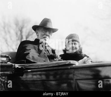 Ex-Präsident Woodrow Wilson (1856-1924) und seiner zweiten Frau, Edith Bolling Galt Wilson Reiten in einem offenen Wagen in Washington, DC im Jahr 1923. Präsident Wilson zeigt die Auswirkungen der einen schweren Schlaganfall erlitt er im Oktober 1919. Stockfoto