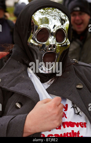 LONDON, VEREINIGTES KÖNIGREICH. Ein Demonstrant rally 'Scream' Maske trägt und hält ein Messer während einer "Mad Pride" gegen Sozialabbau. Stockfoto