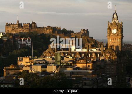 Edinburgh Castle & Balmoral Hotel gesehen vom Calton Hill, Edinburgh, Schottland Stockfoto