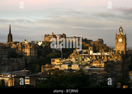 Edinburgh Castle & Balmoral Hotel gesehen vom Calton Hill, Edinburgh, Schottland Stockfoto