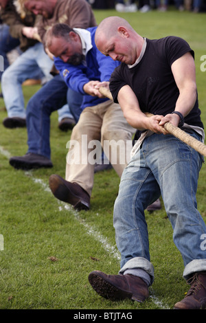 Tauziehen, Glenurquhart Highland Gathering und Spiele, Blairbeg Park, Drumnadrochit, Schottland Stockfoto