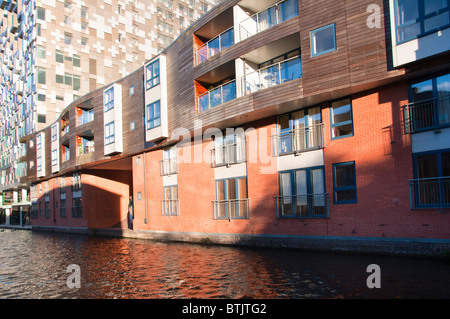 Ferienwohnungen auf dem Kanal neben neuen "Cube" Gebäude in Birmingham, UK Stockfoto