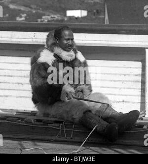 Matthew Henson (1866-1955), afroamerikanische Mitglied des Robert Pearys arktischen Exploration Team in Pelz Kleidung auf dem Deck des Expeditionsschiff, "Roosevelt" im Jahre 1909. Stockfoto