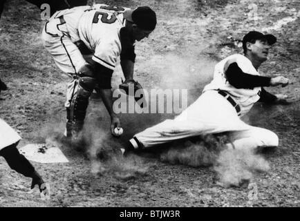 Ted Williams von den Boston Red Sox, 15. April 1952 Ted Williams bekommt Praxis mit der Wimper durch Kollision mit Grapefruit von Red Xox aufgeschlagen Stockfoto