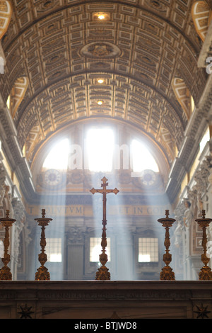 Rom. Italien. Licht strömt durch die Fenster in der St. Peter Basilika. Stockfoto