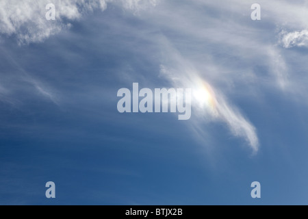 Eiskristalle bilden einen Sonne Hund hoch über den Fotografen im Juli nach Hause, ist es auch bekannt als ein Parhelion. Stockfoto