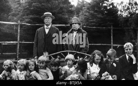 Ehemaliger US-Präsident William Taft, ehemalige First Lady Helen Taft, mit ihren zehn Enkelkindern in Kanada, 1927. Stockfoto