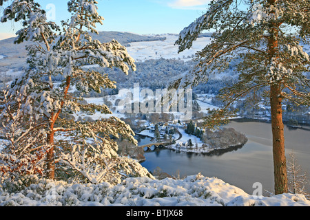 UK Schottland Tayside Perthshire Kenmore und Loch Tay aus der Black-Rock-Sicht und dem Beginn des Flusses Tay im winter Stockfoto