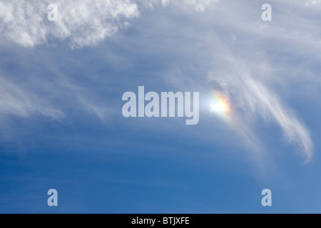 Das helle Licht, das sind Eiskristalle bildet einen Sonne Hund oder Parhelion über die Fotografen zu Hause im Juli dieses Jahres. Stockfoto