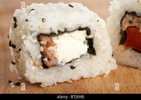 Geräucherter Lachs und Weichkäse California Roll sushi Stockfoto