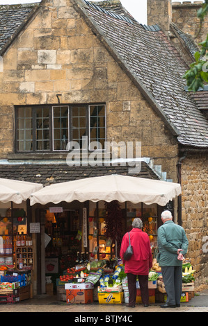 Dorf Lebensmittelhändler speichern am Broadway in den Cotswolds, England. Stockfoto