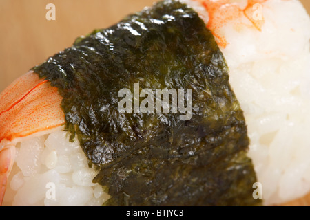 EBI Garnelen Nigiri Sushi in Nori Algen gewickelt Stockfoto