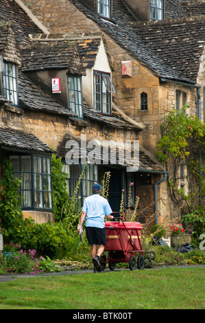 Ein Postbote die Zustellung in den ländlichen Cotswalds, England Stockfoto