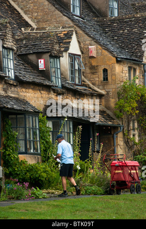 Ein Briefträger liefern die E-Mail im Cotswalds, England. Stockfoto