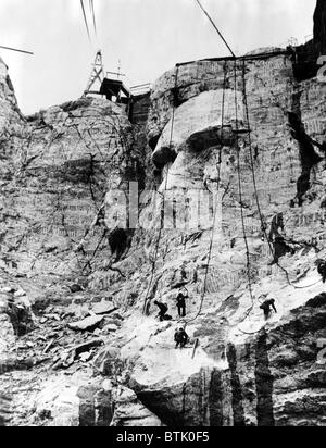 MOUNT RUSHMORE, Wiederaufnahme der Arbeitnehmer Arbeit auf Abraham Lincolns Kinn nach dem Bruch für Winter, South Dakota, Black Hills, 5. Mai 1937 Stockfoto