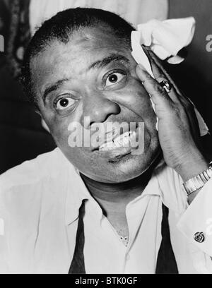 Louis Armstrong (1901 – 1971), African American Jazz-Musiker, mit seiner Unterschrift Taschentuch im Jahr 1953. Stockfoto