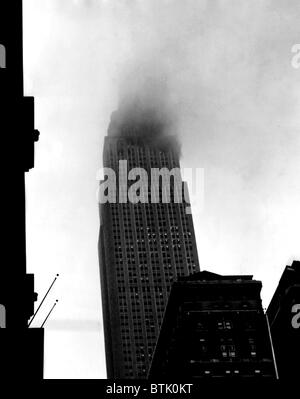 Das Empire State Building Nach Einer B 25 Bomber Sturzte Versehentlich In Die 78 Geschichte New York New York 28 Juli 1945 Csu A Stockfotografie Alamy