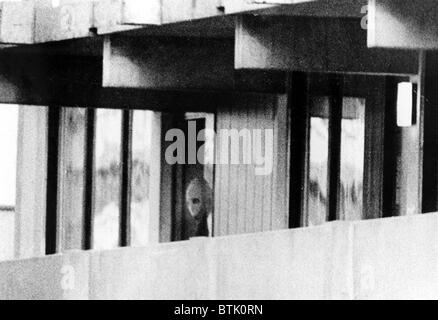 Olympiade 1972, späht Terrorist aus "Schwarzer September" aus Wohnung im Olympiadorf, München, Deutschland. 05.09.1972. Stockfoto