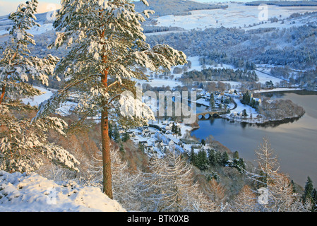 UK Schottland Tayside Perthshire Dorf Kenmore und Loch Tay aus schwarzen Felsen Sicht im Abendlicht im winter Stockfoto