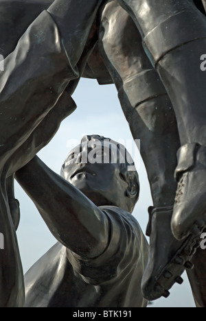 Detail von Gerald Laings Bronzeskulptur Darstellung einer Rugby-Lineout außerhalb Twickenham Stadium, Twickenham, Middlesex, England Stockfoto