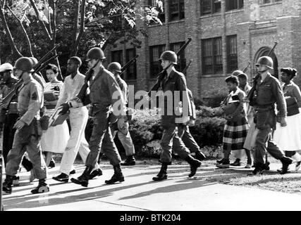 EV1815 - Daisy Bates (Blick in die Kamera auf der linken Seite) und der National Guard führt neun afroamerikanische Studenten in einer All- Stockfoto