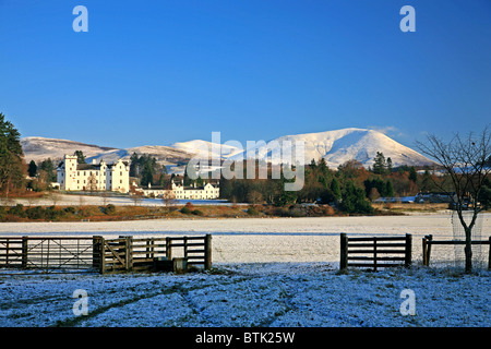 UK Schottland Tayside Perthshire Blair Castle und die Grampian Berge im winter Stockfoto