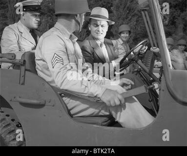 Zweiter Weltkrieg, steht George Woolslayer (rechts) untersucht einen Armee-Jeep bei der Post, wo Sergeant French L. Vineyard (Mitte) stationiert ist, Luftfahrt-Radio Chief John Marshall Evans auf der linken Seite, Allegheny Ludlum Steel, Pittsburgh, Pennsylvania, Foto von Alfred T. Palmer, August 1942 Stockfoto