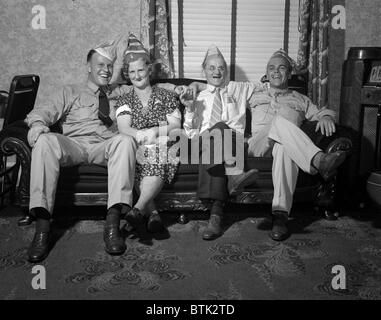 Zweiter Weltkrieg, Party mit Soldaten und Matrosen im Haus von George Woolslayer, Chief John Marshall Evans (links) und Sergeant French L. Vineyard (rechts), sitzen die Eltern des Woolslayer, Pittsburgh, Pennsylvania, Foto von Alfred T. Palmer, August 1942 Stockfoto