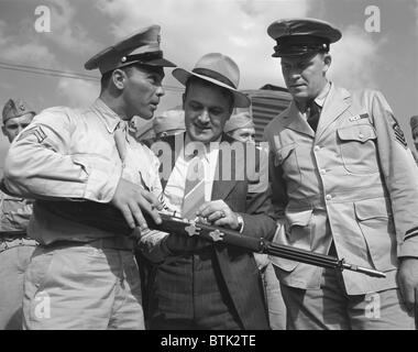 Dem zweiten Weltkrieg, Französisch L. Weinberg (links), auf seinem Posten Armee wo Schweißer George Woolslayer (Mitte) und Luftfahrt-Radio Chief John Marshall Evans (rechts) erfahren Sie über das Leben in der Armee, Pittsburgh, Pennsylvania, Foto von Alfred T. Palmer, August 1942 mehr Stockfoto