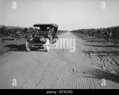 California, California Citrus Erbe-Aufnahme-Projekt, Ansicht von Dufferin Avenue und Fahrzeug, Riverside, Riverside County, ca. 1930er Jahre. Stockfoto