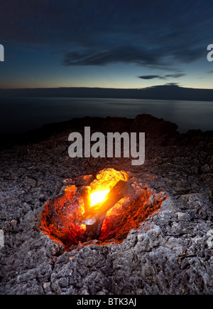 kleines Lagerfeuer auf felsigen Küste in der Nacht. Schwarzen Meer, Krim, Ukraine Stockfoto