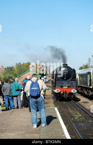 Eisenbahnfreunde und 71000 Herzog von Gloucester großer Hauptbahnhof Loughborough England uk Stockfoto