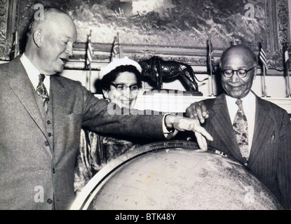 Matthew Henson (1866-1955), African American Arctic Explorer und Präsident Eisenhower diskutieren den Nordpol über einem Globus im Weißen Haus. Frau Robert L. Vann, Herausgeber der afrikanischen amerikanischen Zeitung, Pittsburgh Courier beobachtet. 1954. Stockfoto