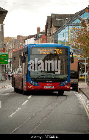 Die Trawscambria 704 Bus in Builth Wells Powys, Wales UK Stockfoto