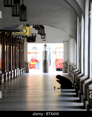 Budapest, Ungarn. Frau in einer Arkade betteln Stockfoto