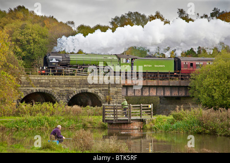 Tornado Dampflok auf Grate Park Viadukt auf der ELR East Lancs Railway Steam Woche Oktober 2010. Lancashire Stockfoto