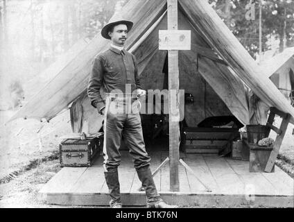 Büffel-Soldat. T.R. Clarke, 8. uns Freiwillige Infanterie, steht man vor dem Zelt, während des Spanisch-Amerikanischen Krieges. ca. 1898 Stockfoto