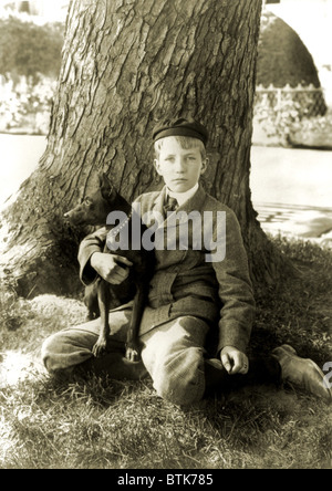 Kermit Roosevelt (1889 – 1943), zweiter Sohn von Theodor und Edith Roosevelt, an das Weiße Haus im Jahre 1902, mit Jack, den Hund. Stockfoto