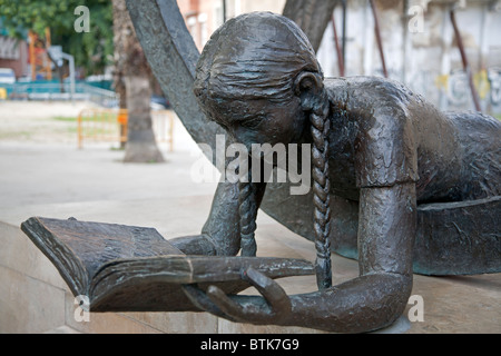 Mädchen ein Buch zu lesen. Skulptur von Nuria Tortras. Blanquerna Square. Barcelona. Spanien Stockfoto