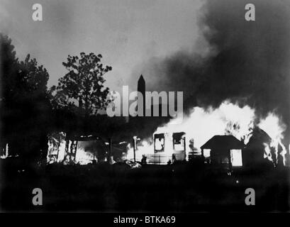 Die Bonus-Marcher Protest endete mit einem Feuer, legen Sie durch US-Armee das Lager der Bonus Expeditionary Forces verbrauchen. Das Washington Monument ist im Hintergrund. 29. Juli 1932. Stockfoto