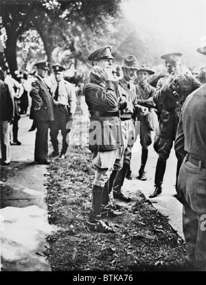 General Douglas MacArthur mit seinen Stabsoffizier, Oberst Dwight D. Eisenhower, stehen unter den Truppen in Anacostia Wohnungen während der US-Armee-Aktion der Bonus Marcher Feldlager aufzubrechen. Washington, D.C. Juli 1932. Stockfoto