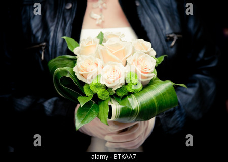 Braut hält ihre Hochzeit bouquet Stockfoto